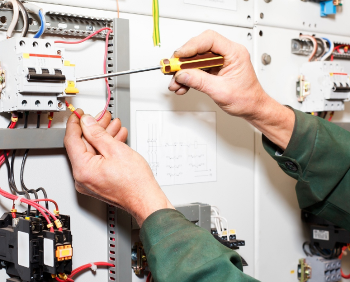 Nên tự sửa chữa điện tại nhà hay thuê thợ sửa chữa điện tại nhà ?